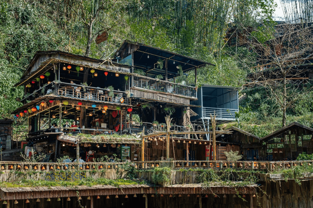 Learn about the unique architecture and living space arrangements of the H'Mong people in Cat Cat Village (Source: Pexels)